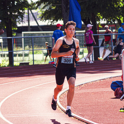 Latvijas U18 čempions 1500m!