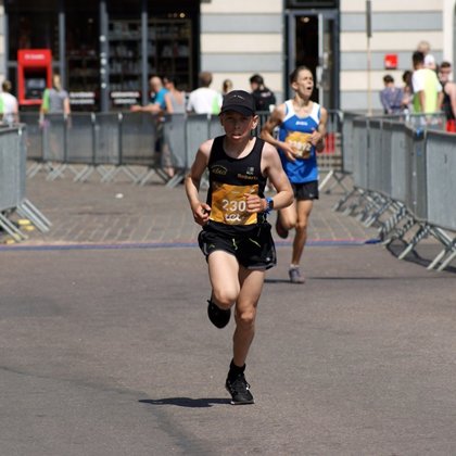 Pretīm finišam 2019. gada TeT Rīgas maratonā. 11. vieta kopv., 2. vieta gupā!