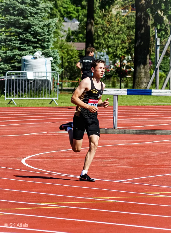 Roberts izskrien jaunu PB 1500m - 4:09,67!